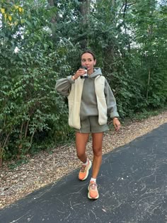 Cool Weather Clothes, Women Outdoorsy Style, Athleisure Jackets Women, Leggings Walking Outfit, Nature Walk Outfit Spring, Spring Outfits Comfy Casual, Walk Outfit Fall, Hunting Trip Outfits, Active Fall Outfits