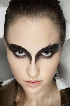 Black Feather Eye Makeup, Scary Ballerina Makeup, Raven Eye Makeup, Raven Halloween Makeup, Black Swan Make Up, Black Swan Makeup Halloween, Black Angel Makeup, Crow Makeup