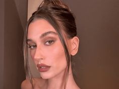 The "Naked" Smoky Eye Is TikTok's Favorite Effortless Makeup Look Hair Tendrils, Classic Makeup Looks, Latte Makeup, Celeb Makeup, New Year Look, Bun With Curls, Fall Makeup Trend, Eye Trends, Southern Beauty