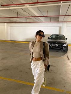 White Sweatpants, Slay Outfits, Sweatpants Outfit, Mode Casual, Parking Garage, Looks Street Style, Insta Feed, Mode Inspo, Aesthetic Pics