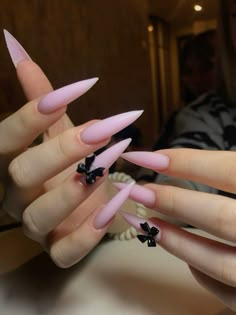 Розовый маникюр с бантиками Nail Ideas Long Pink, Summer Nails Stiletto, Pink Nails With Bow, Stiletto Nails Pink, Nails Bow, Pink Stiletto Nails, Sharp Nails, Pointy Nails, Wow Nails