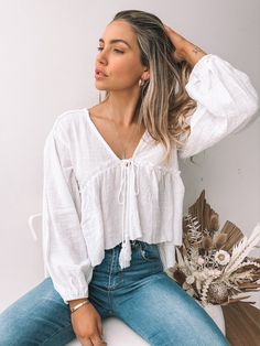 Flowy Tops Outfit, Boutique Photos, Wardrobe Overhaul, Basic Girl Outfit, Warm Fits, Hawaii Aesthetic, White Boho Tops, White Flowy Top, Boutique Photography