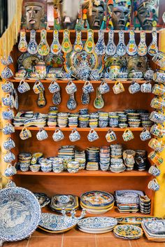 many plates and bowls are on display in a store