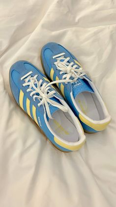 #adidasgazelles #adidassambas #spring #blueshoesinspo Pretty Sneakers, All Nike Shoes, Everyday Shoes, Dream Shoes, Trendy Shoes, Adidas Samba