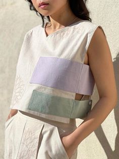 #Minimalist #minimalstyle #ootd #dailystyle #outfits #fashion #comfy #chic #aesthetic #moodboardaesthetic #lifestyle #linen #fabrics #sustainable Ropa Upcycling, Womens Blouses, V Neck Blouse, Sewing Clothes, Sewing Inspiration