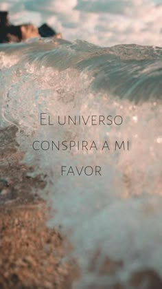 an ocean wave with the words eluniverso conspira a m favor