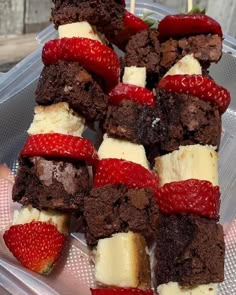 Strawberry Brownie Cheesecake Strawberry Kabobs, Cheesecake Brownie, Adventure Seeker, Dessert Tray, Yummy Comfort Food, Sweet Snacks Recipes, Food Drinks Dessert, Food Recepie, Party Desserts