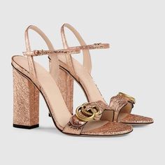 Mittelhohe Damensandale mit Doppel G | GUCCI® DE Sandals Gucci, Rose Gold Sandals, Gucci Gifts, White Leather Sandals, Metallic Rose Gold, Gucci Marmont, Designer High Heels, Mid Heel Sandals, Miu Miu Shoes