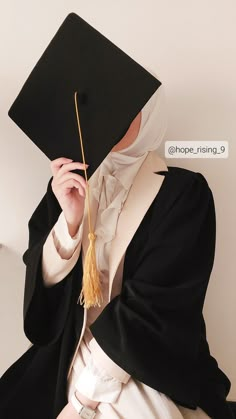 Graduation Cap With Hijab, Graduation Portraits Studio Photo Ideas, Convocation Poses, Convocation Outfit Graduation, College Graduation Aesthetic, Graduation Dentist, Convocation Outfit