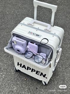 Elegir la maleta adecuada es una necesidad. Fotocamere Vintage, Cute Suitcases, Cute Luggage, Cute Room Decor, Luggage Sets, Garden Home, Garden Toys