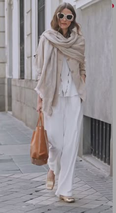 London Women Fashion, Street Style Chic, White Pants, Comfortable Outfits, Simple Outfits, Classy Outfits, Old Money