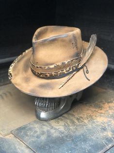 Western Distressed Hat With Flat Brim, Distressed Western Hat With Flat Brim, Custom Hat Bands, Vintage Fitted Felt Hat For Western-themed Events, Vintage Distressed Hat For Western-themed Events, Custom Hat Ideas, Western Distressed Brown Hat, Cowboy Hat Crafts, Western Inspiration