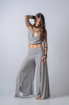 New high waisted wide leg pants/Extravagant loose trousers/Elegant edgy women's palazzo pants What a wonderful new design of pants to express your freedom to dress casually yet elegant , edgy yet comfy!! Wide leg , elasticised high waist pants made of stretchy cotton. Asymmetric front with the cross design that adds up to the casual edgy look we wanted to achieve here. Pair it with crop top , shirt or a basic tee shirt, heels ,platforms or trainers ! I personally love the flowy feeling of the tr Boho Jumpsuit Outfit, Elegant Edgy, Solar Punk, Dress Body Type, Edgy Woman, Womens Palazzo Pants, Casual Edgy, Crop Top Shirt, Boho Jumpsuit