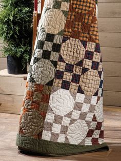 Quilters World August 2021 Chicken Quilts, Winter Quilts Patterns, Brown Quilts, 16 Patch Quilt, Snowball Quilts, Hexagon Quilt Pattern, Simple Quilts, Shirt Quilts