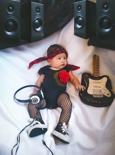 #baby #newbornrock Rock And Roll Maternity Shoot, Disfraz Rock And Roll, Punk Baby, Newborn Halloween, 1st Birthday Pictures, Halloween Rocks, Rock Festival, Rock Festivals