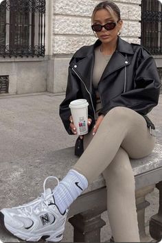 Modele Fitness, Look Legging, Chique Outfit, New Balance Outfit, Leggings Outfits, Winter Fashion Outfits Casual, Pastel Outfit, Cold Outfits