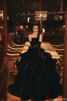 Asian Prom Dress, Black Pleated Dress, Puff Dress, Dilraba Dilmurat, Gala Dresses, Senior Year, Audrey Hepburn, Event Dresses, Ball Dresses