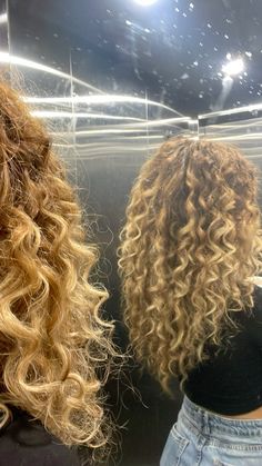 Highlights Curly, Highlights Curly Hair, Curly Hair Photos, Hair Aesthetic, Haircuts For Curly Hair, Girl Inspiration, Color Inspo, Hair Inspo Color, Light Hair