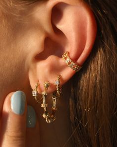 Earrings Gold Earring Aesthetic, Hippe Piercings, Earrings Aesthetic Gold, Gold Earrings Aesthetic, Portugal Fits, Pretty Piercings, Ear Stacks, Ear Piercings Chart, Earring Inspo