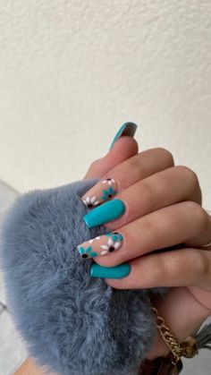 Nail Design Turquoise, Acrylic Nails Ideas Flowers, Nail Ideas With Flowers Art Designs, Blue Nails With Flowers Acrylic, Turquoise Nails With Flowers, Blue Nail Flower Designs, Acrylic Nail Designs With Flowers, Blue With Flowers Nails, Acrylic Nail Flower Designs