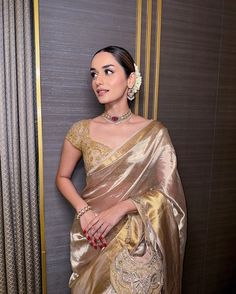 Saree For Sangeet Function, Golden Saree Bride, Gold Saree Bride, Saree With Gold Jewellery, Gold Saree Wedding, Ambani Wedding, Gold Saree, South Indian Bride Saree