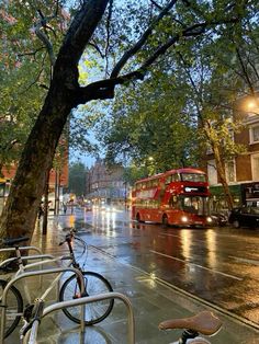 London Dorm Aesthetic, England Rain Aesthetic, London Asethic, London Study Aesthetic, Living In The Uk Aesthetic, Travel Aesthetic England, Trip To London Aesthetic, London Aesthetic Travel