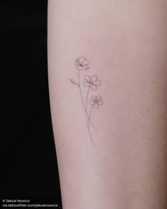 a small flower tattoo on the left side of the thigh, which is drawn in black ink