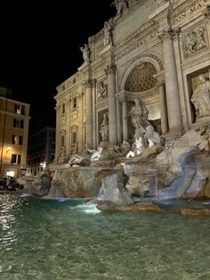 the trellotto fountain is lit up at night