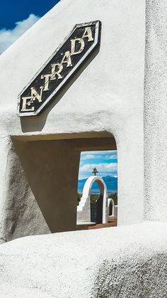 a white building with a sign on it's side that says era enra