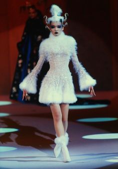 Vintage Runway Fashion, Valentino Haute Couture, Vintage Runway, Ellen Von Unwerth, Thierry Mugler, Runway Models, 90s Fashion, Runway Fashion