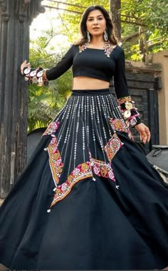 Choli Navratri Design, 2024 Navratri Outfit, Lengha Design For Navratri, Navratri Choli 2024, New Collection Of Navaratri Choli, New Navratri Blouse Design, Choli Ideas For Navratri, Navratri Lehnga Design