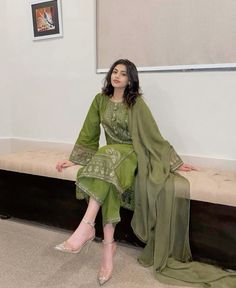 Pakistani Outfits Ideas, Everyday Pakistani Outfits, Aesthetic Pakistani Suits, Aesthetic Desi Clothes, Desi Dress Pakistani Outfits, Wedding Outfit Women Indian, Dashain Outfits, Pakistani Suits Design Ideas, Poses In Desi Outfit