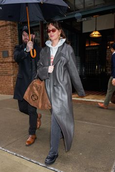 Dakota Johnson Sunglasses, Dakota Johnson Winter Style, Celebrity Fits, Style Examples, Edgy Fits, Edgy Fashion Chic, Dakota Style