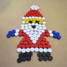 Decoração de Natal Diy Bottle Cap Crafts, Bottle Top Crafts, Plastic Bottle Crafts Diy, Craft Work For Kids, Plastic Bottle Caps, Plastic Bottle Art, Santa Crafts, Wine Cork Crafts