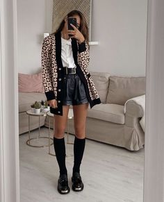 Leather Skirt Outfit Summer, Simple Winter Outfits, Capsule Wardrobe Women, Look Short, Paris Outfits, Christmas Party Dress, Outfit Inspiration Fall, Casual Winter Outfits, Vogue Fashion