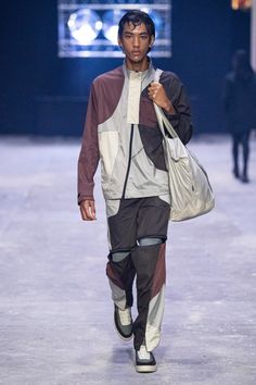 A-Cold-Wall Spring 2020 Menswear Collection - Vogue Tech Wear, A Cold Wall, Menswear Fashion Show, Collar Tshirt, Menswear Fashion, Menswear Collection, Mens Spring, Mens Activewear