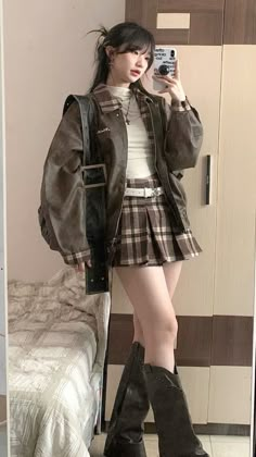 Aesthetic Acubi Outfits, Acubi Fashion Y2k Grunge, Acubi Style Outfits Winter, Y2k Fashion Skirts, Acubi Winter Outfit, Winter Acubi Outfits, Winter Acubi Fashion, Acubi Outfits Ideas, Acubi Skirt