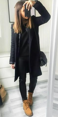 How To Wear Timberlands, Preppy Winter Outfits, Winter Coat Outfits, Stil Elegant, Mode Casual, Looks Black, Coat Outfits