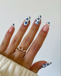 Cute Blue Flower Nails, Cute Spring Nails Simple Flower, Belize Nails, White Nail Designs Flower, Nails Spring Flowers, Flower Print Nail Art, Cute Simple Nails Flower, March Nail Inspo Aesthetic, Nails With Blue Flowers