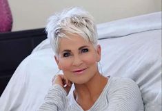 hairstyles for thin hair braids Short White Hair, Funky Short Hair, Short Silver Hair, Short Hair Pixie Cuts, Super Short Hair, Short Grey Hair, Edgy Short Hair, Short Choppy Hair, Short Hair Over 60