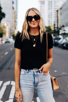 Black Short Sleeve Sweater Outfit, Necklaces Outfit Ideas, How To Style Layered Necklaces Outfit, Gold Necklace Outfit Casual, Layering Necklaces Outfit, Layered Necklaces Outfit, Layered Necklaces Gold