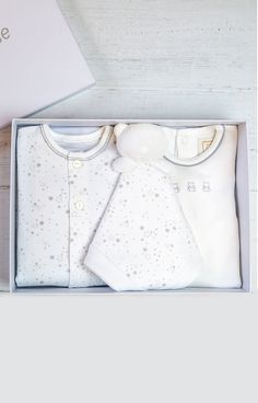 A beautiful unisex gift set featuring hand-selected goodies with baby's comfort in mind. This luxury present comes in a white gift box with ribbon detailing and tissue paper. / Unisex baby gift set / Traditional white baby grow printed with grey stars / Long sleeved body vest in white, with silver grey embroidered detail / Matching comforter with cute teddy bear feature This is the perfect gift for a new mum. Star Comforter, Pregnant Wedding Guest Outfits, Maternity Evening Wear, Maternity Shapewear, Baby Candle, Unisex Baby Gifts, Rose Logo, Tiffany Rose, Bear Embroidery