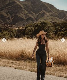 Colorado Vibes Outfits, Farmgirl Outfits Summer, Mexico Rancho Aesthetic Outfits, Classy Western Aesthetic, Western Modern Outfits Women, Desert Cowgirl Outfit, Country Cowgirl Aesthetic, Western Clubbing Outfit, Cowboy Chic Outfit Women