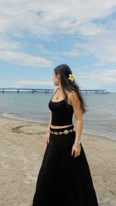 Long Skirt Outfits For Beach, Beach Long Skirt Outfit, Maxi Skirt Outfit Vacation, Outfits With Long Black Skirts Summer, Beach Outfits Skirt, Black Skirt Beach Outfit, Thailand Vacay Outfits, Outfits With Maxi Skirts Summer, Long Maxi Skirt Outfits For Summer