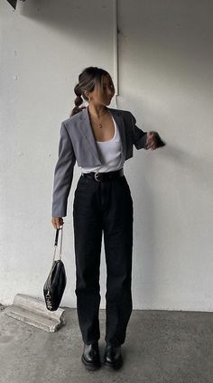 Female In Suit Aesthetic, Style Crop Blazer, Outfit With Cropped Blazer, Cropped Blazer Aesthetic, How To Style A Crop Blazer, Styling A Cropped Blazer, Styling Cropped Blazer, Cropped Blazer Outfit Work, How To Style Cropped Blazer