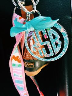 The perfect preppy keychain Lilly Pulitzer Car Accessories, Preppy Car Keys, Preppy Keychains, Preppy Keychain, Preppy Car Accessories, Preppy Car, Preppy Monogram, Cricut Monogram