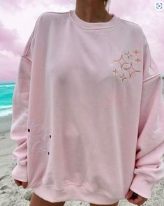 This cozy oversized sweatshirt features a dreamy sunrise design, with vibrant embroidered rays radiating from a rising sun on the back. The pastel pink color adds a soft, feminine touch, while the loose, comfortable fit makes it perfect for lounging or a casual day at the beach. Key Features: Material: Soft and breathable cotton blend Design: Embroidered sunrise graphic on the back Color: Pastel pink, with colorful detailing in the sunrise embroidery Fit: Oversized for maximum comfort Sleeves: L Sunkissed Coconut, Birthday Fit, Royal Blue Flowers, Teen Birthday, Teenager Outfits, Embroidered Sweatshirts, Oversized Sweatshirt, Unisex Fashion, Timeless Fashion