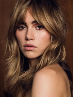 Dark Blond Curtain Bangs, Short Curtain Bangs Medium Hair Blonde, Suki Waterhouse Hair Color, Suki Waterhouse Blonde, Suki Waterhouse Fringe, Suki Waterhouse Hair Shag, Dark Blonde Fringe, Suki Waterhouse Hair Bangs, Dark Blonde Hair Curtain Bangs