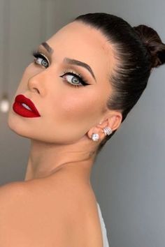 Seductive Eyes, Classy Makeup, Glam Wedding Makeup, Red Lipstick Makeup, Beautiful Lipstick, Red Makeup, Elegant Makeup, Lipstick Makeup, Gorgeous Makeup