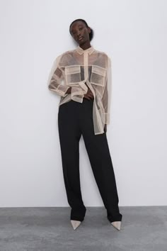 Transperant Shirt Outfit, Sheer Shirt Styling, Transparent Shirt Outfit, Sheer Blouse Outfit, Sheer Shirt Outfits, Outfit Nero, Transparent Outfit, Tulle Blouse